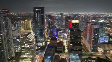 Miami Brickell 'in şehir merkezindeki şehir gece manzarası, Florida, ABD. Modern Amerikan megapolis 'indeki parlak gökdelen binalarıyla gökdelenler..