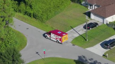 Florida kurtarma aracı acil durum çağrısı sırasında hareket halinde, aktif ışıklar ve bölüm işaretleriyle donatılmış.