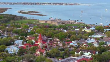 St. Augustine, Florida 'nın hava manzarası. Amerikan şehri tarihi mimarisi. ABD panoramik şehir manzarası