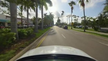 Florida 'da Amerikan caddesinde Venedik turistik bölgesinde araba sürüyor..