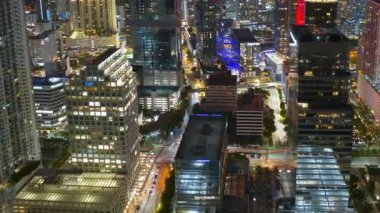 Miami Brickell 'in şehir merkezi, Florida, ABD. Modern Amerikan megapolis 'indeki yüksek deniz manzaralı gökdelen binaları.