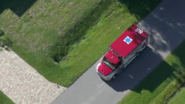 Florida yolunda itfaiye aracı. ABD 'de şehir caddesinde acil servis aracı