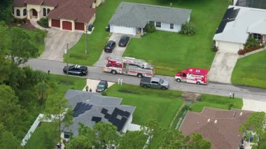 Yangın alarmına ilk müdahale ekipleri yangını söndürmeye hazır olarak geldi. Acil servis personeli Florida 'daki potansiyel yangın tehlikesine müdahale ediyor.