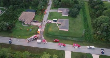 Florida 'daki olası yangın tehlikesine ilk müdahale ekipleri. İtfaiyeci kamyonları banliyö evinin yangın alarmında.