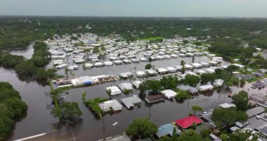 Florida yerleşim bölgesindeki kasırga yağmur sularından evleri su basmış. ABD 'nin güneyindeki doğal afet sonrası