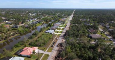 Florida 'da inşaat halinde. Kazı makineleri, koniler ve uyarı levhaları var. Arabalar siper kazma işini ve engelleri yavaş yavaş aşıyor