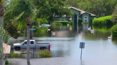 Debby kasırgası, Sarasota, Florida 'daki banliyö bölgesinde arabaları ve evleri sular altında bıraktı. Doğal afetten sonra.