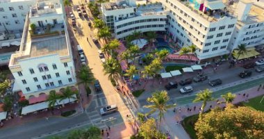 Ocean Drive Caddesi, gün batımında Miami Beach, Florida 'da. Popüler seyahat merkezindeki turizm altyapısı