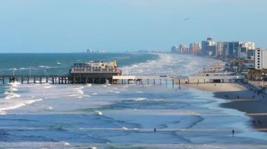 Florida, Daytona Sahili 'ndeki ikonik Ana Cadde İskelesi' nde okyanus kıyısında akşam yemeği, çevresindeki tatil beldeleri ve apartmanlar canlı kıyı turizmine katkıda bulunuyor.