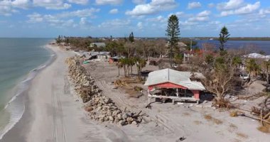 Fırtına dalgası, kasırganın neden olduğu okyanus kıyısındaki ciddi hasarlı yerleşim evleri. Florida 'da doğal afet sonuçları