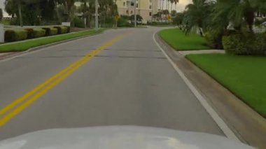 Venedik caddesinde sürat etkisi POV sürüyor. Florida yolu trafiği hareketli