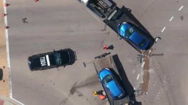 Çekicinin kaza yaptığı bir trafik kazası. Araba kazasında kaza yapmış. Florida, ABD 'deki acil yola ilk müdahale ekipleri yardım ediyor.