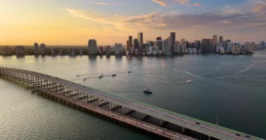 Miami Brickell, Florida 'daki William M Powell Köprüsü' nden geçen trafik. Yüksek binalar ve konut kuleleri manzaralı rıhtım boyunca uzanır.