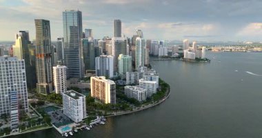 Florida, ABD 'de Miami Brickell şehir merkezi manzarası. Modern Amerikan sahil şehrindeki yüksek gökdelen binalarıyla akşam gökdelenleri.