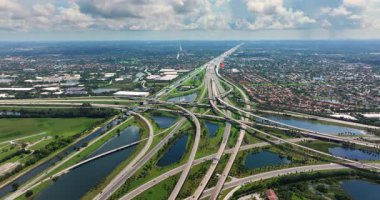 ABD ulaşım altyapısının üstünden bak. Miami, Florida 'da hızlı araba ve kamyonlarla Amerikan otoyolu kavşağı.