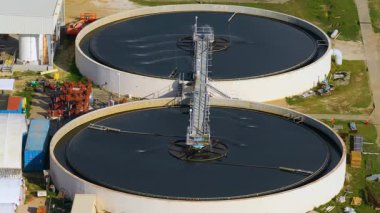 Su arıtma tesisi suyu arıtmak için gelişmiş teknoloji kullanıyor. İçmek için güvenli hale getiriyor ve çevreye geri getiriyor.