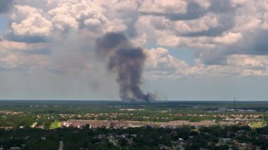 Florida, ABD 'de banliyö bölgesinde çıkan yangından çıkan yanan dumanla hava kirliliği
