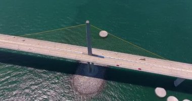 Florida 'daki Sunshine Skyway Köprüsü' nden geçen karayolu trafiği. ABD 'de ulaşım altyapısı.