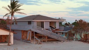 Doğal felaket ve sonuçları. Kasırga Florida kıyı bölgesindeki evleri ve duvarları tahrip etti.