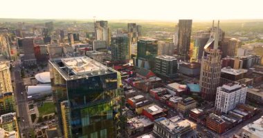 Nashville, Tennessee şehir merkezindeki hava manzarası günbatımında gelişmekte olan şehirde modern gökdelenlerle