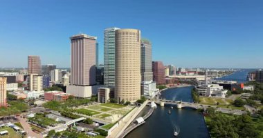 Tampa, Florida şehir merkezinin hava manzarası, Hillsborough Nehri boyunca modern gökyüzü ve liman manzarasını gösteriyor.