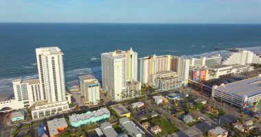 Florida, Daytona Sahili 'ndeki sahil mimarisi. Lüks oteller ve konutlar, bu ünlü Güney Amerika seyahat merkezinin plajı boyunca uzanır.
