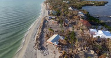 Okyanus kıyısındaki yıkılmış evler. Milton Kasırgası 'nın sonuçları Englewood, Florida' da. Fırtına şiddetli hasar verdi.