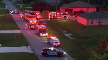 Gece vakti özel evdeki yangın tehlikesini araştıran ilk ekipler. Florida yerleşim yerindeki karbon monoksit kazasına acil servis personeli cevap veriyor.