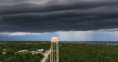 Charlotte Harbor su kulesinin üzerinde şiddetli bir fırtına var. Fırtınalı bulut oluşumları ve sağanak yağış astropikal havayı vurguluyor
