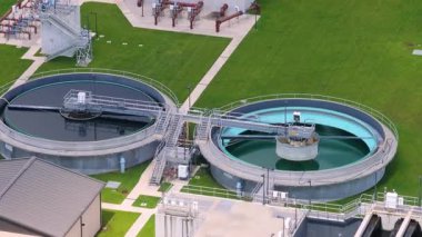 Su arıtma tesisi suyu arıtmak için gelişmiş teknoloji kullanıyor. İçmek için güvenli hale getiriyor ve çevreye geri getiriyor.