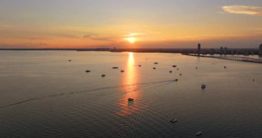 Biscayne Körfezi limanı. Miami, Florida 'da bir sürü yat ve balıkçı teknesi var. Şehir merkezindeki gökdelen binalarla günbatımının tadını çıkarıyorum.