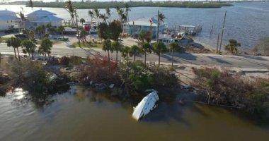 İngiltere, Florida 'daki Manasota Key' de Milton Kasırgası 'ndan sonra alabora olan yatlar kıyıda terk edildi.