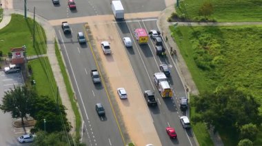 Amerikan caddesindeki kaza yerine yardım eden ilk müdahale ekipleriyle trafik kazası. ABD 'de trafik kazası.