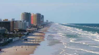 Daytona Sahili, Florida. Lüks sahil otelleri ve apartman binaları güney Amerika kıyı şeridi boyunca uzanır.