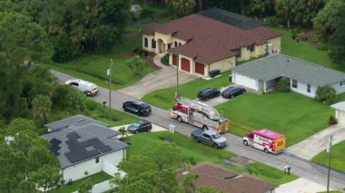 Florida, ABD 'deki yerleşim evinde karbon monoksit gazını araştıran ilk müdahale ekipleri.