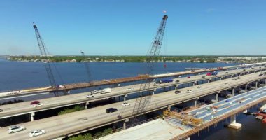Ellenton, Florida 'da karayolu köprüsü inşaatı. Asker J.D. 'nin gelişimi. Young Memorial Köprüsü, Manatee Nehri 'ni geçiyor. Hareket halindeki arabalı Amerikan otoyolu.