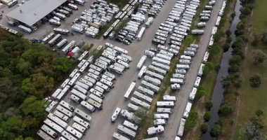 FT Myers, Florida 'daki karavan satıcısının otoparkına park edilmiş yeni kamp karavanları.