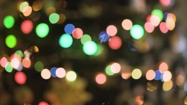 Odak dışı sıcak Noel ışıkları yumuşak, ışıl ışıl bir arka plan oluşturuyor.