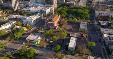 St. Petersburg, Florida, ABD. Yüksek binalar, ofis binaları ve şehir parklarının yer aldığı ufuk çizgisi üzerinden görünüm