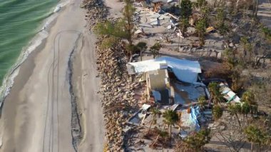 Fırtına, Florida, Englewood 'daki Milton Kasırgası' ndan sonra limandaki evlerde ciddi hasara yol açtı. Körfez kıyısındaki yıkılmış evler
