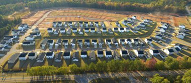 Carolinas banliyösünde inşaat halindeki aile evleri ile birlikte emlak gelişiminin havadan görüntüsü. Büyüyen Amerikan banliyöleri kavramı.