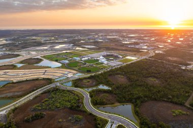 Hazırlanmış zeminde inşaatın başlaması. Amerikan kırsal kesiminde büyük bir inşaat alanı. ABD banliyölerinde konut geliştirme. ABD 'de emlak piyasası.