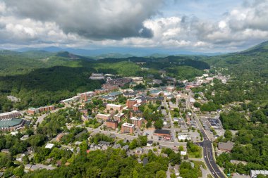 Boone, Kuzey Carolina. Appalachian Blue Ridge Dağları 'ndaki tarihi Amerikan kasabası. Watauga County, ABD 'deki eski şehir mimarisi. Yukarıdan sokaklar ve tarihi binalar.
