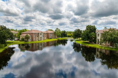 Florida 'nın güneyindeki kapalı yaşam klüplerinde yoğun bir şekilde kiralık konutlar inşa edilmiş. Amerikan banliyölerinde emlak gelişimine örnek olarak Amerikan rüya evleri.