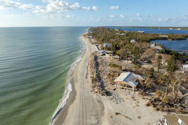 Okyanus kıyısındaki yıkılmış ev. Milton Kasırgası 'nın Florida' daki Manasota Key üzerindeki sonuçları. Fırtına şiddetli hasar verdi..