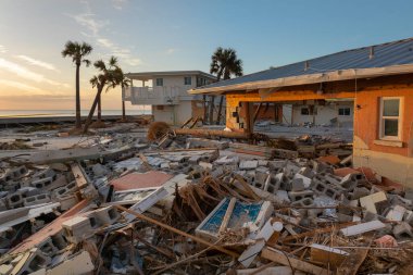 Milton Kasırgası 'ndan sonra okyanus kıyısında yıkılan evler. Doğal afet sonuçları Manasota Key, Florida 'da. Fırtına şiddetli hasar verdi..