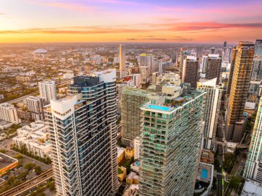 Miami Brickell 'in şehir merkezi, Florida, ABD gün batımında. Modern Amerikan megapolis 'indeki yüksek binaların kentsel manzarası.