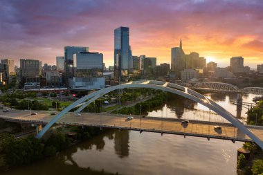 ABD 'nin Tennessee şehrinin Nashville ilçesinde gün batımında. Arabalar Cumberland nehri üzerindeki Kore Gaziler Anıtı Köprüsü 'nde ilerliyor. Amerika 'ya seyahat