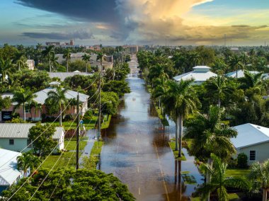 Florida 'daki sel, Milton Kasırgası' ndan gelen tropikal fırtınadan kaynaklanıyor. Punta Gorda 'daki banliyö evleri sel sularıyla çevrili. Doğal afetten sonra.