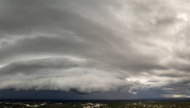 Florida 'nın kırsal kesimlerine sağanak yağmur yağıyor. Karanlık gökyüzünde fırtına. Hareket eden ve değişen bulutlu hava durumu.